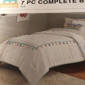 Beautiful 7 piece complete bed set brand new(NO OFFER PLEASE